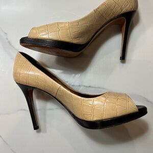 Charles David Embossed Elegant Cream Peep-Toe Heels. Size 9